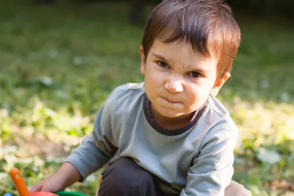 Злой маленький мальчик — стоковое фото