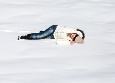 Genç bayan kışın tadını çıkarıyor