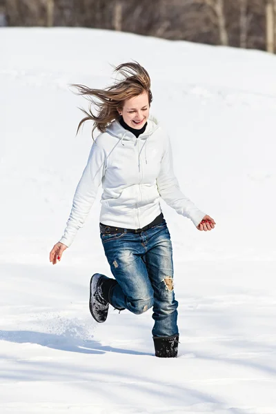 Giovane donna godendo l'inverno — Foto Stock