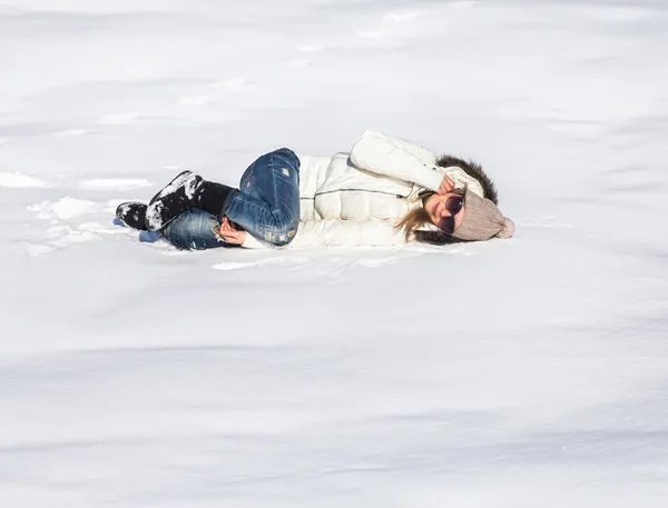 Giovane donna godendo l'inverno — Foto Stock