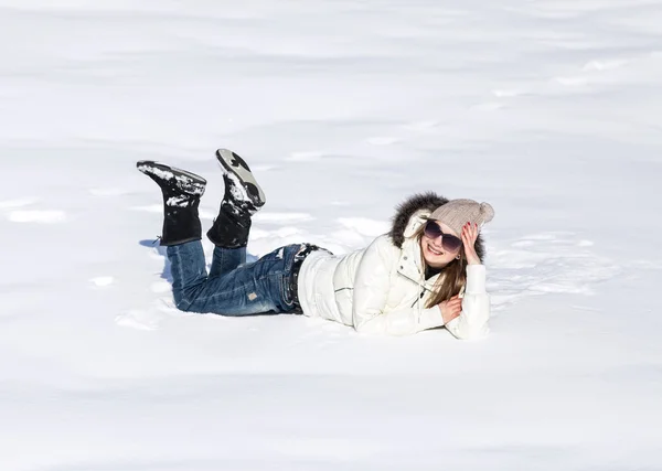 Junge Frau genießt den Winter — Stockfoto