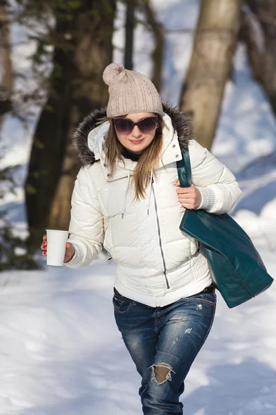 Mladá žena si užívá zimu — Stock fotografie