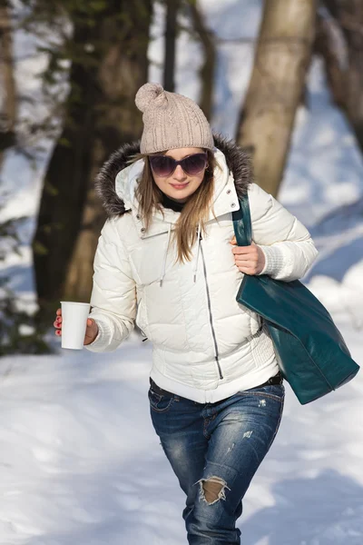 Ung kvinna njuter av vintern — Stockfoto