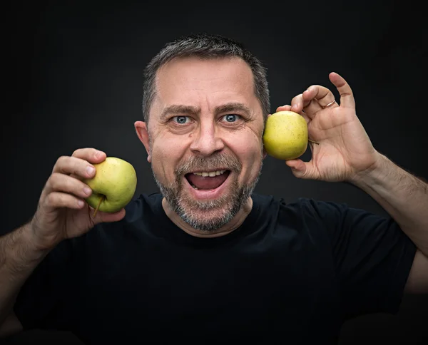 Hombre de mediana edad con manzanas verdes —  Fotos de Stock