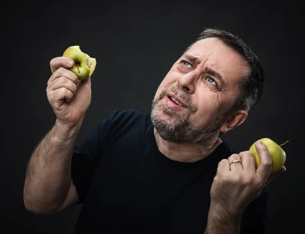 Mann mittleren Alters mit grünen Äpfeln — Stockfoto