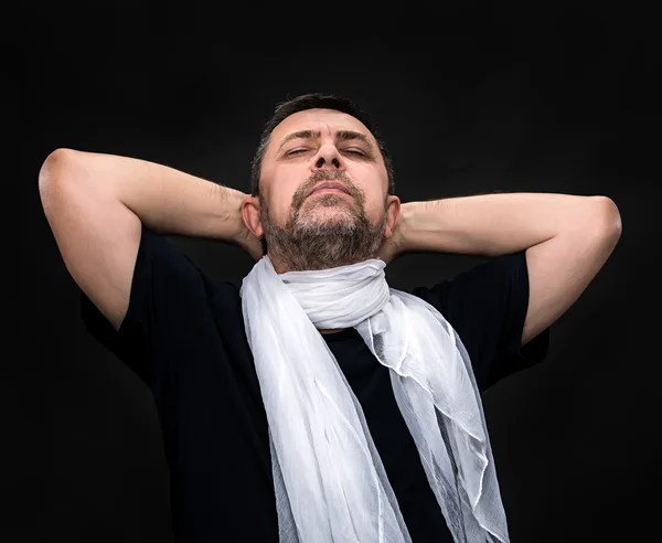 Man med en vit halsduk och slutna ögon — Stockfoto