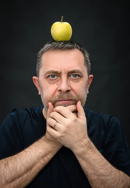 Uomo con una mela verde in testa — Foto Stock