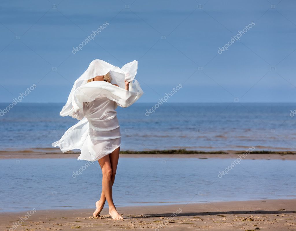 Naken kvinnor på stranden