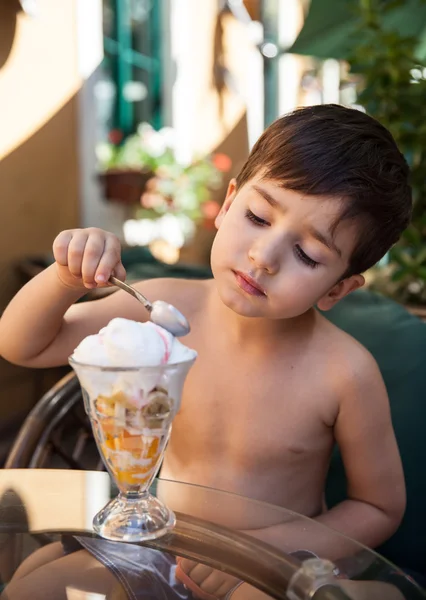 Piccolo ragazzo mangiare gelato — Foto Stock