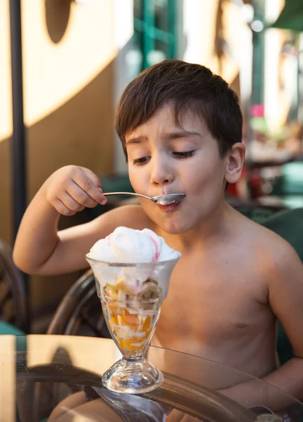 Mały chłopiec jedzący lody — Zdjęcie stockowe
