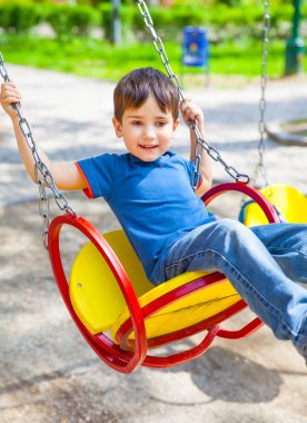 neşeli küçük çocuğu salıncakta sallanan