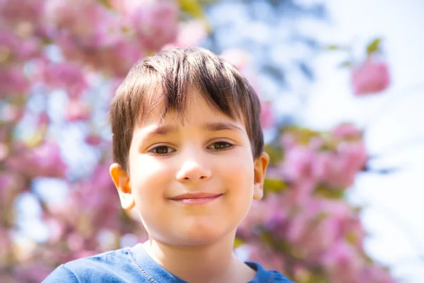 Mutlu küçük çocuk gülümsüyor — Stok fotoğraf