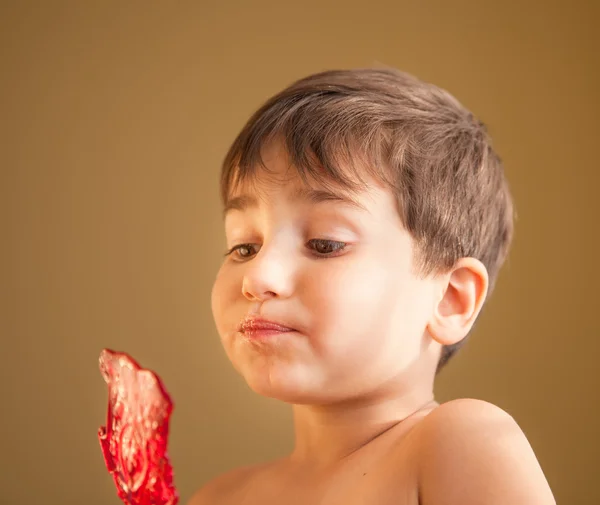 Poika syö tikkaria. — kuvapankkivalokuva