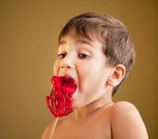 Rapaz a comer um pirulito — Fotografia de Stock