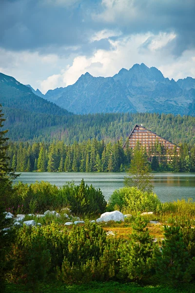 Montanha lago em High Tatra — Fotografia de Stock