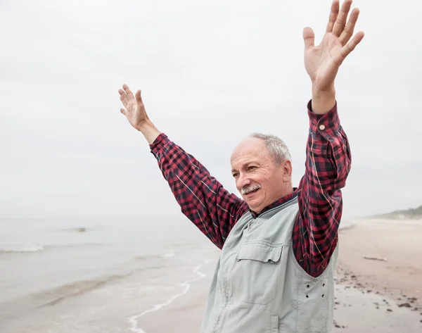 Pria tua dengan lengan terentang pantai — Stok Foto