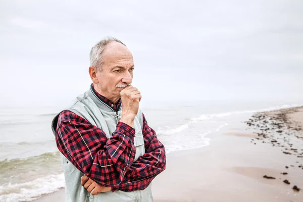Orang tua yang bijaksana berdiri di pantai — Stok Foto