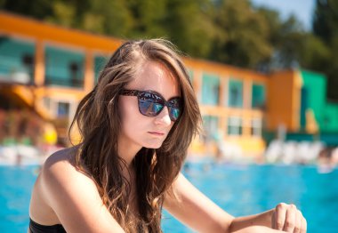 kadının yanına Yüzme Havuzu