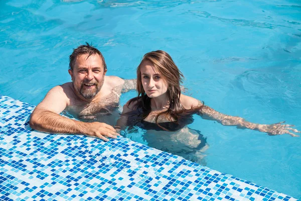 Padre e hija nadando en la caca — Foto de Stock