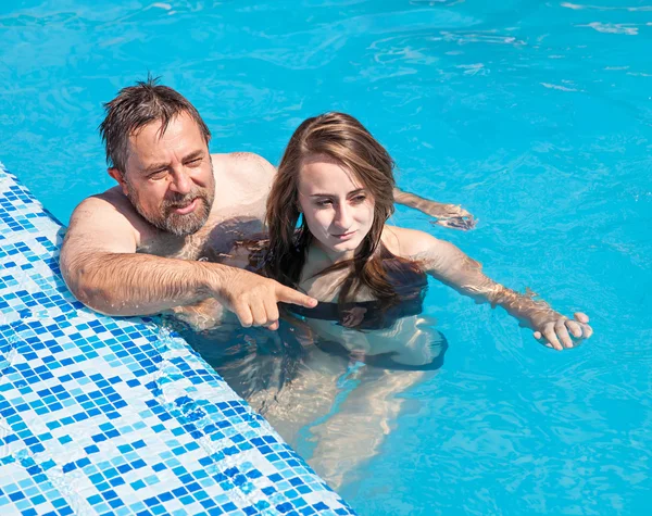 Padre e figlia che nuotano nella cacca — Foto Stock