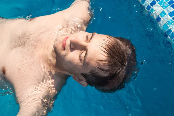 Summers'ın havuz başı — Stok fotoğraf