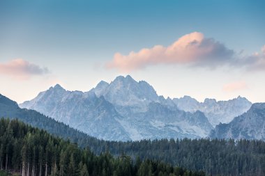 yüksek tatras dağların üzerinde pembe bulut