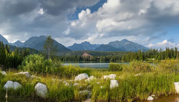 Panorama över fjällsjö i nationalparken höga tatra — Stockfoto