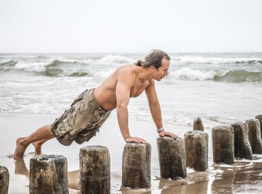 adam sahilde şınav