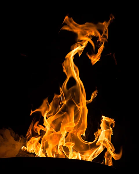 Flammes de feu sur noir — Photo