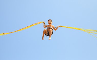 Trambolinde zıplayan çocuk