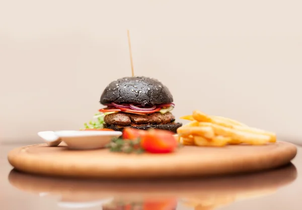 Czarny hamburger z kalmarów atrament — Zdjęcie stockowe