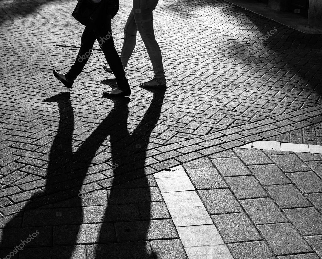 парень в тени. тень человека картинки. тени рядом с людьми. тени рядом с людьми. тени рядом с людьми.