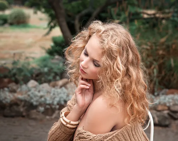 Bella donna che riposa in giardino — Foto Stock