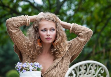 güzel bir kadın bahçede oturan