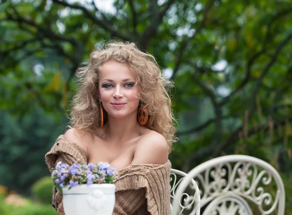 Beautiful woman resting in the garden — Stock Photo, Image