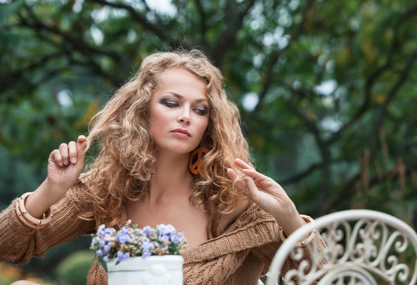 Schöne Frau, die im Garten ruht — Stockfoto