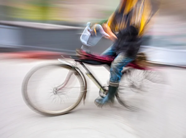 Cyklist i rörelseoskärpa — Stockfoto