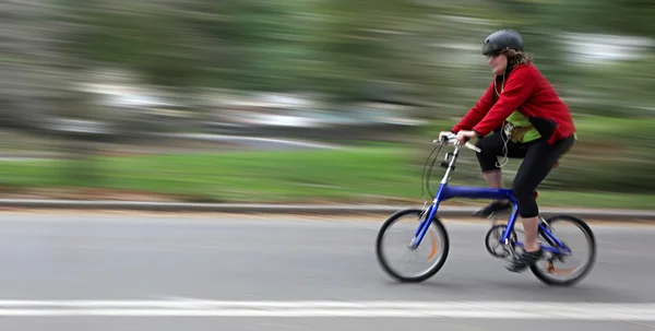 Fietser in bewegingsonscherpte — Stockfoto