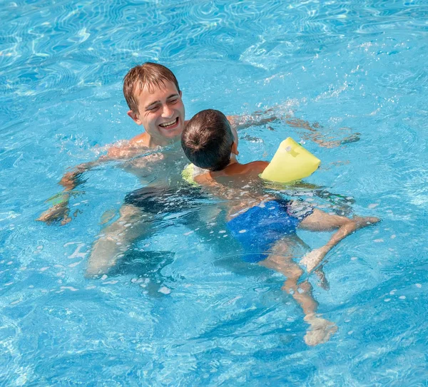 Père enseignant à son fils à nager — Photo