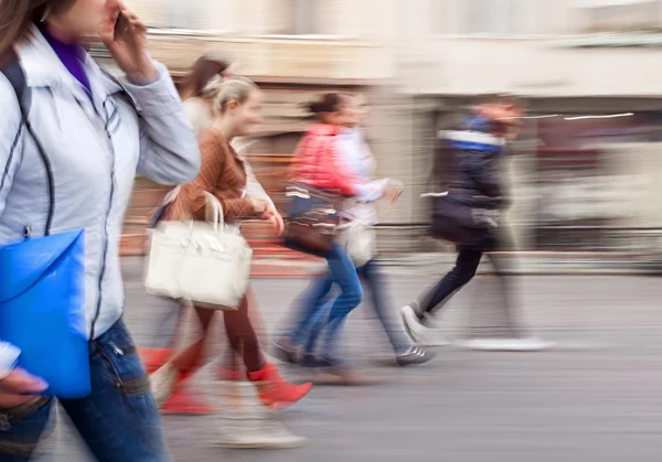 Een groep jonge mensen gaan langs de straat — Stockfoto