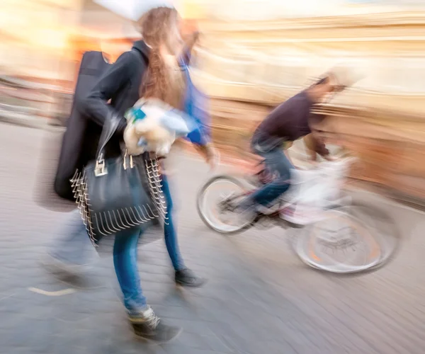 Junge Leute im Berufsverkehr auf der Straße — Stockfoto