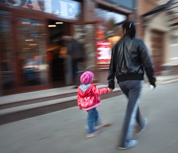 Mor och dotter shopping i köpcentrum. — Stockfoto