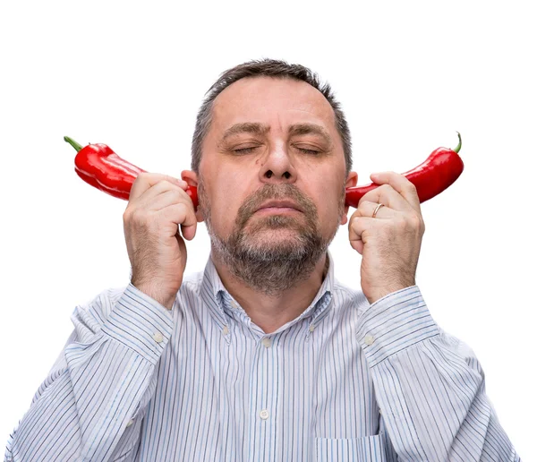 Μεσήλικας άνδρας με ένα κόκκινες πιπεριές — Φωτογραφία Αρχείου