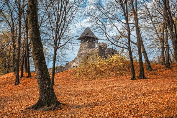 Stary zamek w jesień las — Zdjęcie stockowe