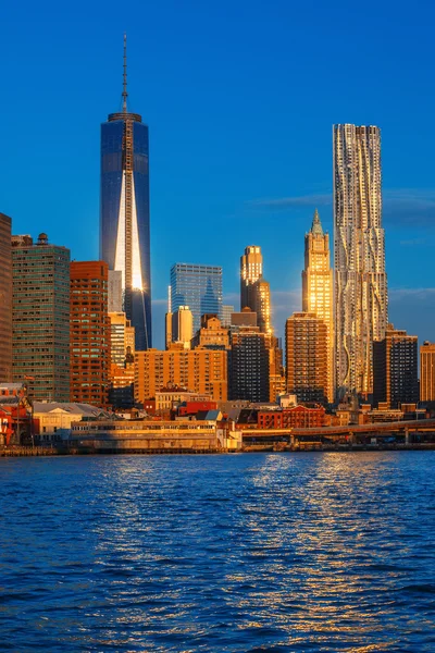 Lagere skyline van manhattan langs de east river — Stockfoto