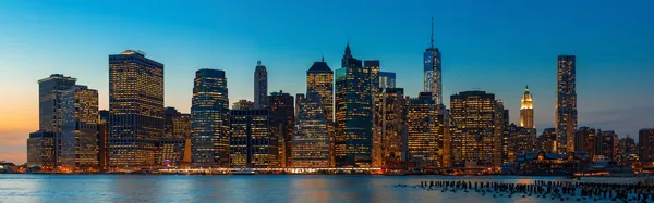 Avond van new york city skyline panorama — Stockfoto