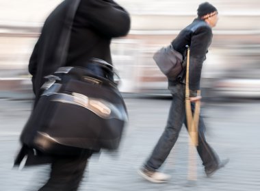 işadamı bir çanta ve bir adam koltuk değneği