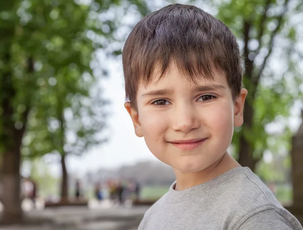 Mutlu küçük çocuk gülümsüyor — Stok fotoğraf