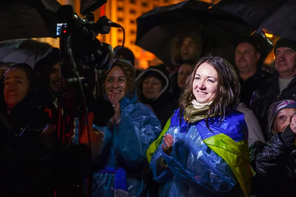 KIEV, UCRANIA - 22 de noviembre: Protesta popular en Maidan Nezalezhno —  Fotos de Stock