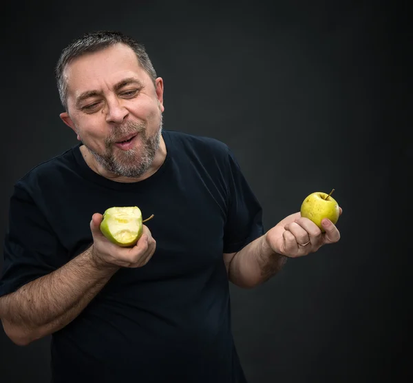 Hombre de mediana edad con manzanas verdes —  Fotos de Stock